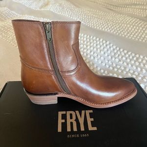 COPY - Brand new Frye Billy Insude Zip boots